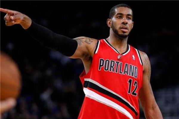 球员形成互 球员形成互